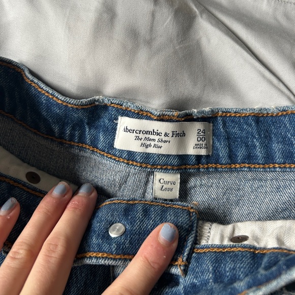 Abercrombie Curve Love High Rise Mom Short - Picture 2 of 4